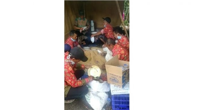 Cuci Piring Pakai Serbuk Kayu di Hajatan, Warganet Kaget Piring Tayamum