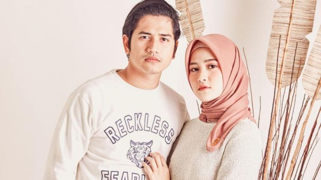 Zikri Daulay bersama istri, Henny Rahman. [Instagram]