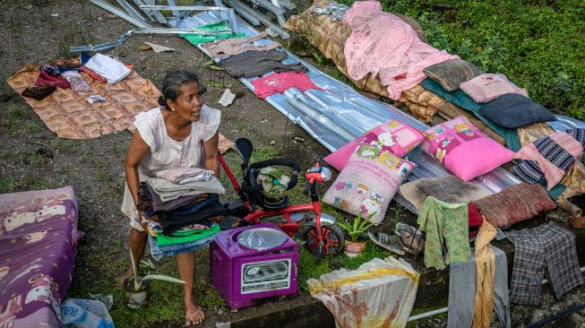 Warga mengumpulkan sejumlah harta benda usai rumahnya rusak akibat dihantam angin puting beliung di Desa Gemulak, Kecamatan Sayung, Kabupaten Demak, Jawa Tengah, Jumat (26/2/2021). ANTARA FOTO/Aji Styawan