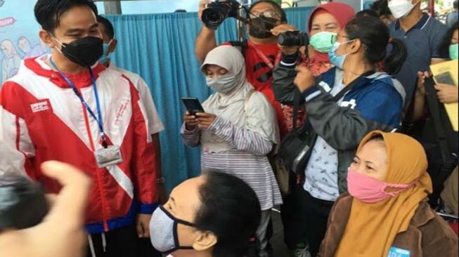 Pedagang Pasar di Solo Mulai Divaksin Covid-19, Gibran: Kami Ngebut