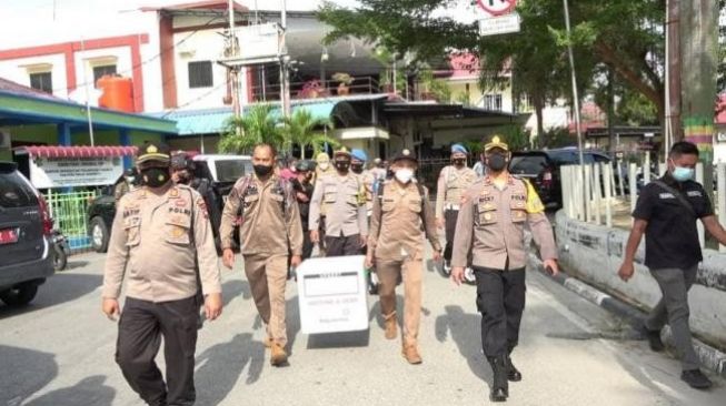 Polisi Kawal Kedatangan 270 Vial Vaksin Tahap II di Karimun