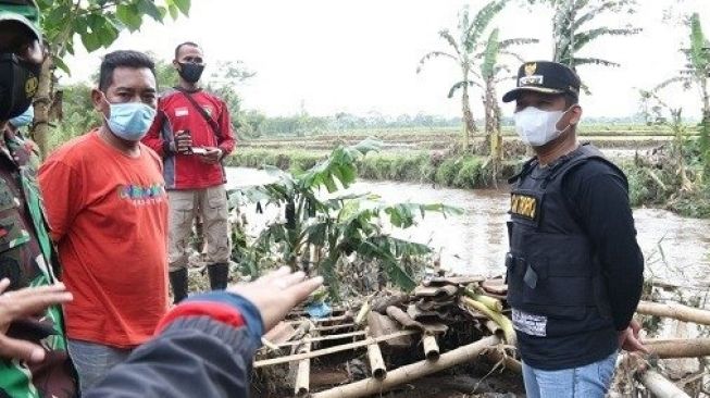 Bupati Lumajang Thoriqul Haq Tinjau Korban Banjir di Empat Desa