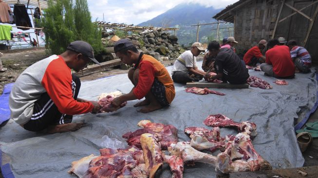 Sejumlah warga memotong daging sapi saat Tradisi Potong Sapi Rejeb di Stabelan, Tlogolelel, Boyolali, Jawa Tengah, Sabtu (27/2/2021). [ANTARA FOTO/Aloysius Jarot Nugroho]