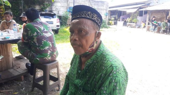 Abah Dana Suraya ditemui di lokasi pembacokan yang dialami cucunya, Juniardo (19), di kawasan Ciputat Timur, Tangsel, Minggu (28/2/201). [Suara.com/Wivy]