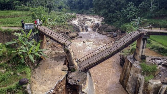 Foto udara kondisi Jembatan Kalipetung yang roboh di Desa Satriyan, Tersono, Kabupaten Batang, Jawa Tengah, Sabtu (27/2/2021). [ANTARA FOTO/Harviyan Perdana Putra]