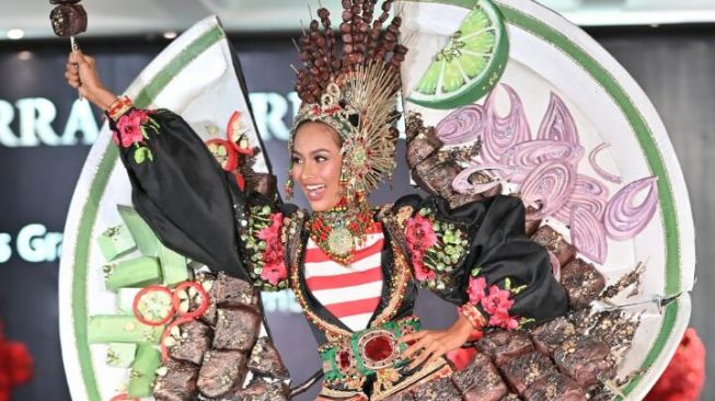 Heboh, Aurra Kharishma Pakai Kostum Sate di Miss Grand International