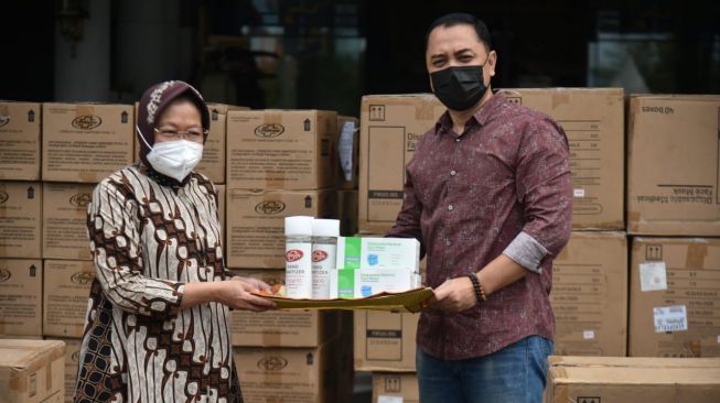 Serahkan Bantuan Alat Kesehatan, Risma Ajak Pemda Mandiri Tangani Bencana