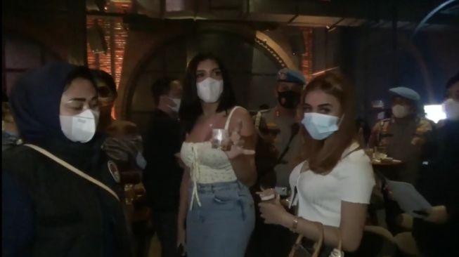 Millen Cyrus saat razia protokol kesehatan di Bar Brotherhood, Gunawarman, Jakarta Selatan. [Screenshot/Istimewa]