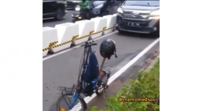 Viral Video Mobil Mewah Masuk Jalur Sepeda, Banjir Hujatan