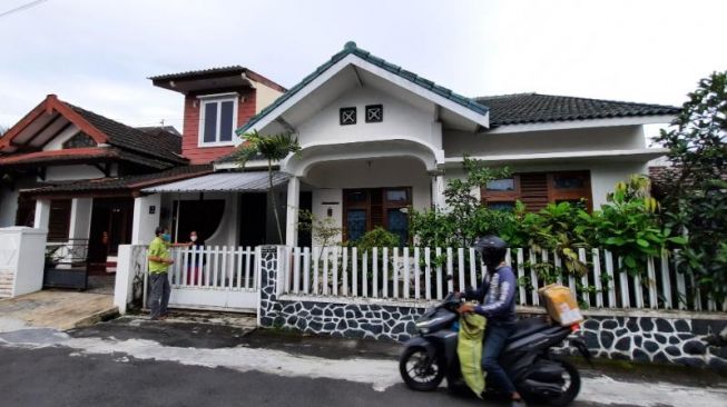 Suasana rumah Anggota Dewan Pengawas KPK yang wafat, Artidjo Alkostar di Perumahan Sidoarum, Jalan Cerme nomor A 37, Kalurahan Sidoarum, Kapanewon Godean, Sleman, Minggu (28/2/2021). [Muhammad Ilham Baktora / SuaraJogja.id]