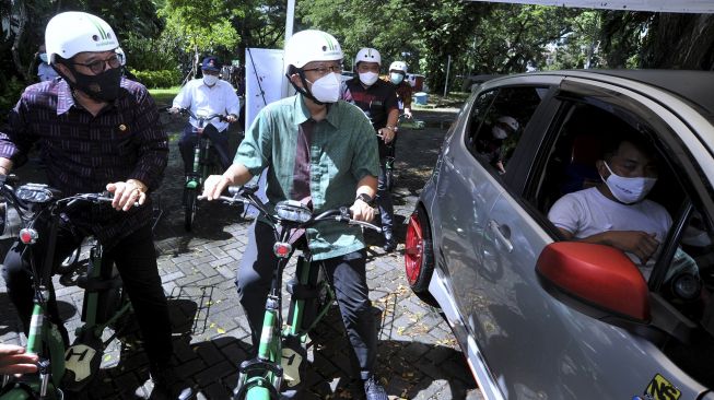 Menteri Kesehatan Budi Gunadi Sadikin (ketiga kiri) didampingi Wakil Gubernur Bali Tjokorda Oka Artha Ardana Sukawati (kiri) meninjau pelaksanaan vaksinasi COVID-19 dengan sistem 'drive thru' di Nusa Dua, Badung, Bali, Minggu (28/2/2021). [ANTARA FOTO/Fikri Yusuf]