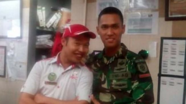 Pratu Martinus Sinurat bersama rekan kerja saat di KFC. [Foto Facebook/Sadi Anto]