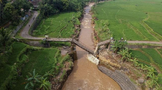 Foto udara kondisi Jembatan Kalipetung yang roboh di Desa Satriyan, Tersono, Kabupaten Batang, Jawa Tengah, Sabtu (27/2/2021). [ANTARA FOTO/Harviyan Perdana Putra]