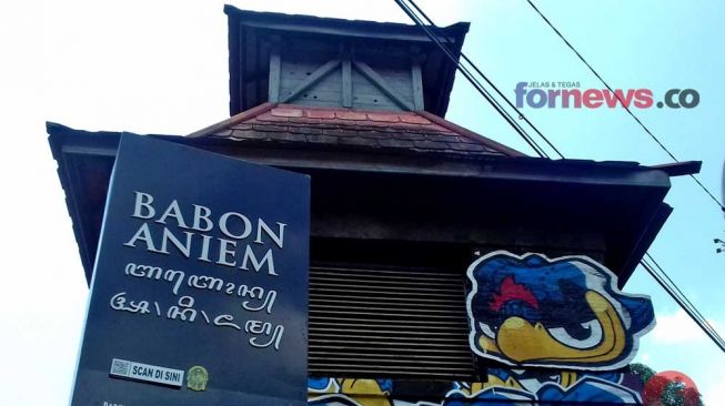 Cagar Budaya Babon Aniem di Kotabaru Penuh Tempelan Gambar