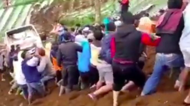 Viral Warga Gotong-Royong Tarik Truk Masuk Jurang, Netizen: Ini Indonesiaku