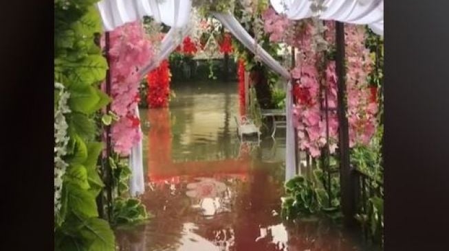 Viral Pernikahan Tetap Digelar meski Banjir, Dekorasinya Malah Tuai Pujian