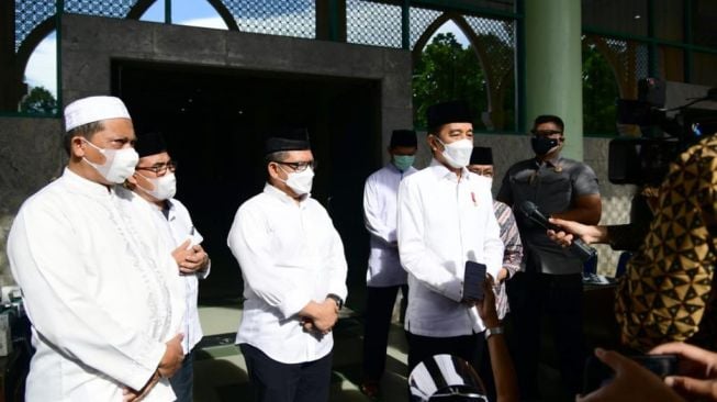 Presiden Joko Widodo (Jokowi) melayat mendiang Artidjo Alkostar di Masjid Ulil Albab, Kampus Terpadu Universitas Islam Indonesia (UII), Yogyakarta, Senin (1/3/2021) pagi. (Foto dok. Istana Kepresidenan)