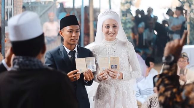 Pria Lombok nikahi bule cantik asalPerancis (Youtube/Indra Sasak)