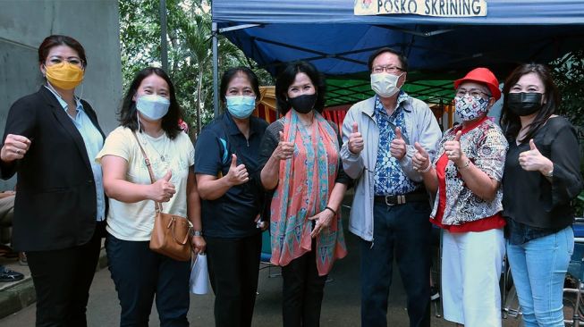 Puluhan legenda seperti Tan Joe Hok, Imelda Wigoena, Heryanto Saputra, Eddy Hartono, Hariyanto Arbi, Candra Wijaya hingga Carmelita, dan Adriyanti Firdasari telah menerima vaksin di Rumah Sakit Olahraga Nasional, Cibubur, Jakarta Timur, Senin (1/3/2021). [PBSI]