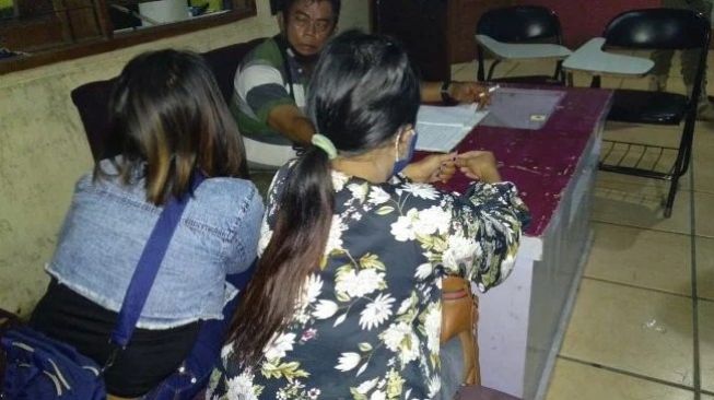 Petugas mengamankan dua PSK dalam razia pekat, Senin (1/3/2021). Salah satunya diketahui tengah hamil 7 bulan. [Foto: Ayotasik.com]