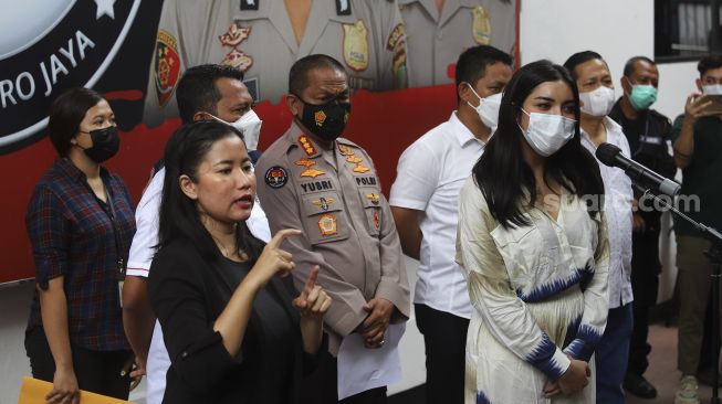 Selebgram Millen Cyrus (keempat kanan) memberikan keterangan pers saat rilis kasus dugaan penyalahgunaan psikotropika di Gedung Direktorat Reserse Narkoba Polda Metro Jaya, Jakarta, Senin (1/3/2021). [Suara.com/Angga Budhiyanto]