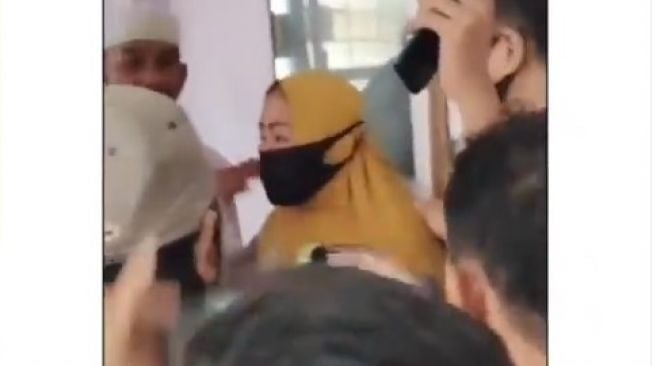 Viral Emak-emak Menyamar Jadi Tamu Undangan Nikahan, Incar Uang Pengantin