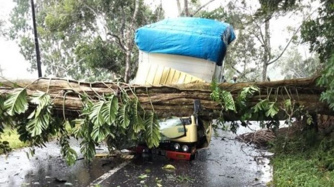 Cuaca Buruk di Bali, Karangasem Diterjang Puting Beliung, 2 Orang Tewas