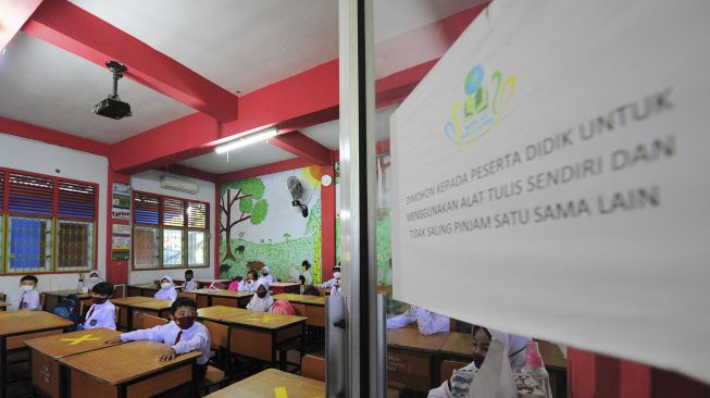 Sejumlah siswa mengikuti pembelajaran tatap muka di dalam kelas sambil mengenakan masker di SDN 47/IV, Kota Jambi,Jambi, Senin (1/3/2021). [ANTARA FOTO/Wahdi Septiawan]