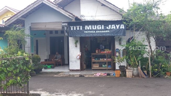 Toko Titi Mugi Jaya, penjual Dodol Cilenggang, di Jalan Cilenggang, Serpong, Tangerang Selatan. [SuaraJakarta.id/Muhammad Jehan Nurhakim]