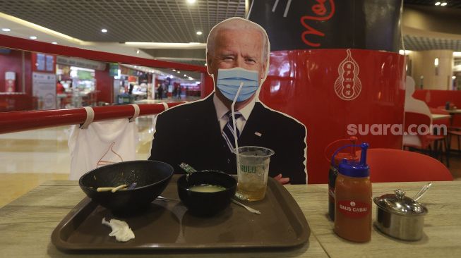 Pembatas bergambar karakter Presiden Amerika Serikat, Joe Biden terpasang di salah satu pusat perbelanjaan di kawasan Kuningan, Jakarta, Senin (1/3/2021). [Suara.com/Angga Budhiyanto] 