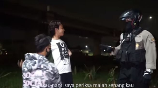 Dua pemuda terciduk lawan arus. (YouTube/Raimasbackbobe Official)