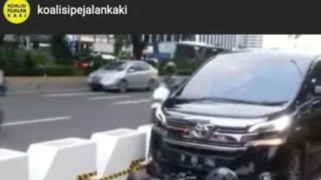 Mobil Mewah Alphard Masuk Jalur Sepeda Viral, Seolah Tak Bersalah