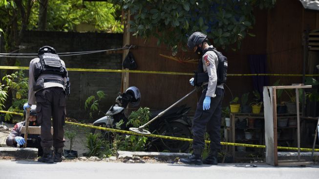 Tim Penjinak Bom Brimob Polda Aceh dengan menggunakan alat detektor berupaya menemukan serpihan logam pascaledakan yang diduga granat di rumah warga Desa Peunyerat, Kecamatan Bandar Raya, Banda Aceh, Aceh, Senin (1/3/2021). [ANTARA FOTO/Ampelsa]