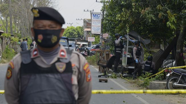 Tim Penjinak Bom Brimob Polda Aceh memeriksa tempat kejadian perkara usai ledakan yang diduga granat di rumah warga, Desa Peunyerat, Kecamatan Bandar Raya, Banda Aceh, Aceh, Senin (1/3/2021). [ANTARA FOTO/Ampelsa]