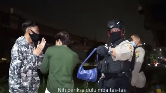 Dua pemuda terciduk lawan arus. (YouTube/Raimasbackbobe Official)