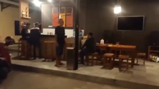 Tangkapan layar video kantor Polsek Pekalongan Selatan yang menyerupai kafe. [Instagram/@pekalonganinfo]