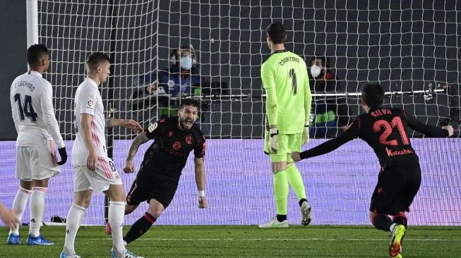 Gelandang Real Sociedad Portu (tengah) melakukan selebrasi usai membobol gawang Real Madrid dalam laga pekan ke-25 Liga Spanyol di Stadion Alfredo Di Stefano, Selasa (2/3/2021) dini hari WIB. [JAVIER SORIANO / AFP].