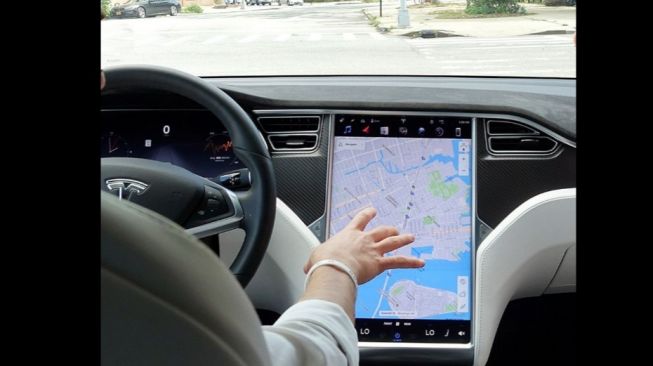 Fitur Autopilot Kembali Makan Korban, Mobil Tesla Terbakar Tabrak Pohon