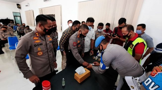 Polisi di Tasikmalaya Dites Urine, Hasilnya Mengejutkan