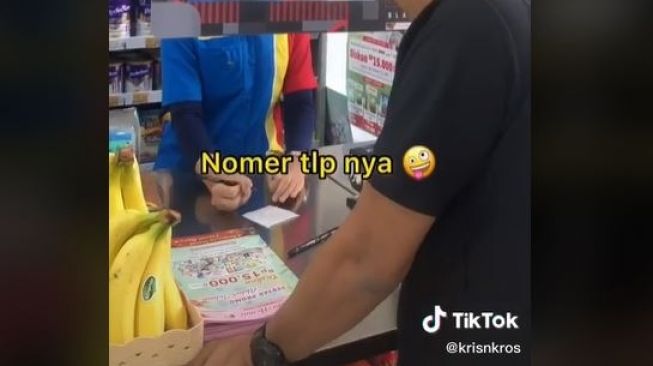 Naksir Kasir Minimarket, Pria Ini Minta Nomor HP Pakai Modus Beli Pulpen