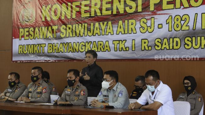 Kepala Pusat Kedokteran dan Kesehatan Polri Brigjen Pol Rusdianto (tengah) diampingi Kepala Rumah Sakit Polri Kramat Jati Brigjen Pol Dr Asep Hendradiana (kiri), Karopenmas Divisi Humas Mabes Polri Brigjen Pol Rusdi Hartono (kedua kiri), Direktur Operasional Jasa Raharja Amos Sampetoding (kedua kanan), dan Direktur Utama Sriwijaya Air Jefferson Jauwena (kanan) memberikan keterangan pers terakhir terkait kegiatan operasi DVI Sriwijaya Air SJ-182 di Rumah Sakit Polri, Kramat Jati, Jakarta, Selasa (2/3/2021). [Suara.com/Angga Budhiyanto]