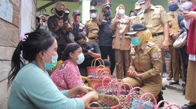 Di Palembang, Ibu-Ibu Ubah Tali Strapping Jadi Kerajinan Tangan