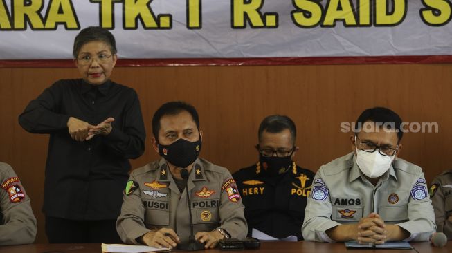 Kepala Pusat Kedokteran dan Kesehatan Polri Brigjen Pol Rusdianto (kedua kiri) didampingi Direktur Operasional Jasa Raharja Amos Sampetoding (kanan) memberikan keterangan pers terakhir terkait kegiatan operasi DVI Sriwijaya Air SJ-182 di Rumah Sakit Polri, Kramat Jati, Jakarta, Selasa (2/3/2021). [Suara.com/Angga Budhiyanto]