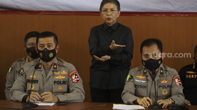 Kepala Pusat Kedokteran dan Kesehatan Polri Brigjen Pol Rusdianto (kanan) didampingi Karopenmas Divisi Humas Mabes Polri Brigjen Pol Rusdi Hartono (kedua kiri) memberikan keterangan pers terakhir terkait kegiatan operasi DVI Sriwijaya Air SJ-182 di Rumah Sakit Polri, Kramat Jati, Jakarta, Selasa (2/3/2021). [Suara.com/Angga Budhiyanto]