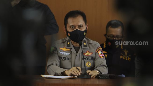 Kepala Pusat Kedokteran dan Kesehatan Polri Brigjen Pol Rusdianto memberikan keterangan pers terakhir terkait kegiatan operasi DVI Sriwijaya Air SJ-182 di Rumah Sakit Polri, Kramat Jati, Jakarta, Selasa (2/3/2021). [Suara.com/Angga Budhiyanto]