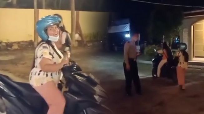 Banyak Lampu Dikira Kafe, Dua Wanita Ini Malah Nyasar ke Kantor Polisi