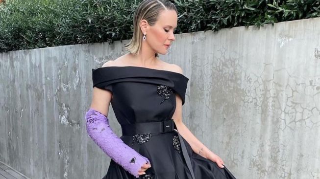 Tampil Mewah di Golden Globes 2021, Sarah Paulson Pakai Gips Puluhan Juta