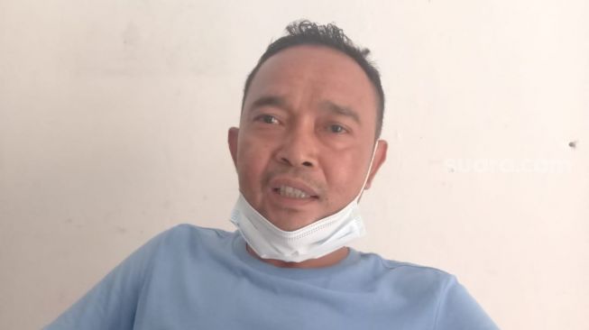 Ahmad Nazri menceritakan soal bayinya, Muhamad Aftar Rifaldo, yang terlahir memiliki kuping berbentuk mirip lafadz Allah saat ditemui di rumahnya di Poris Gaga, Cipondoh, Kota Tangerang, Selasa (2/3/2021). [Suara.com/Muhammad Jehan Nurhakim]