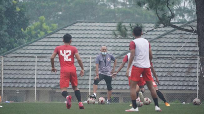 Pelatih Persija Sudirman sedang memimpin latihan, Senin (1/3/2021). (dok Persija)