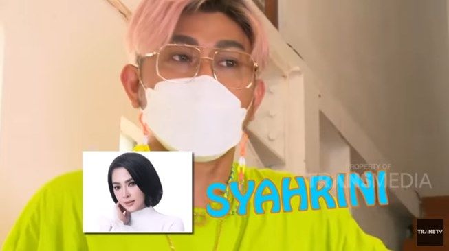 Fashion stylist Caren Delano komentari gaya Syahrini. (YouTube/TRANS TV Official)